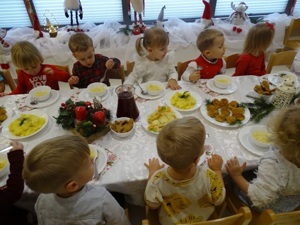 Dzieci czekają na kompot