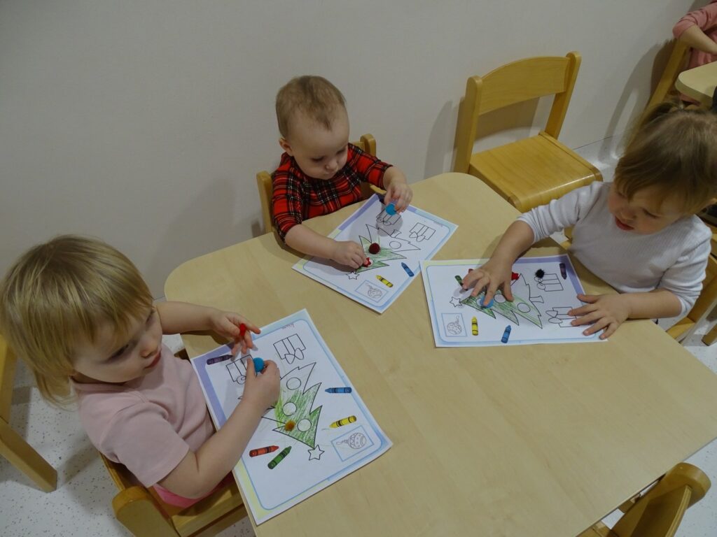 Dzieci naklejają pomponiki