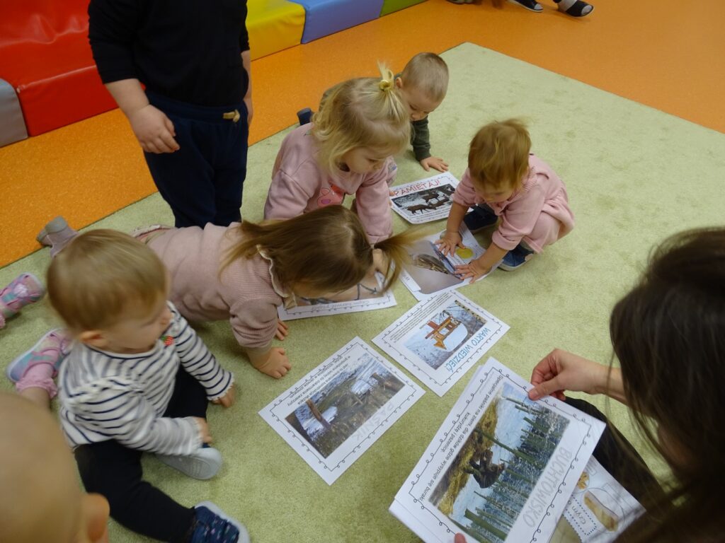 Dzieci oglądają karty pracy