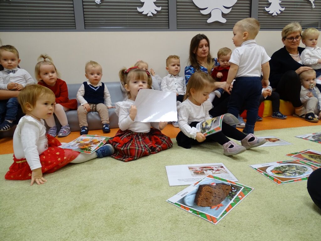 Dzieci trzymają i oglądają karty