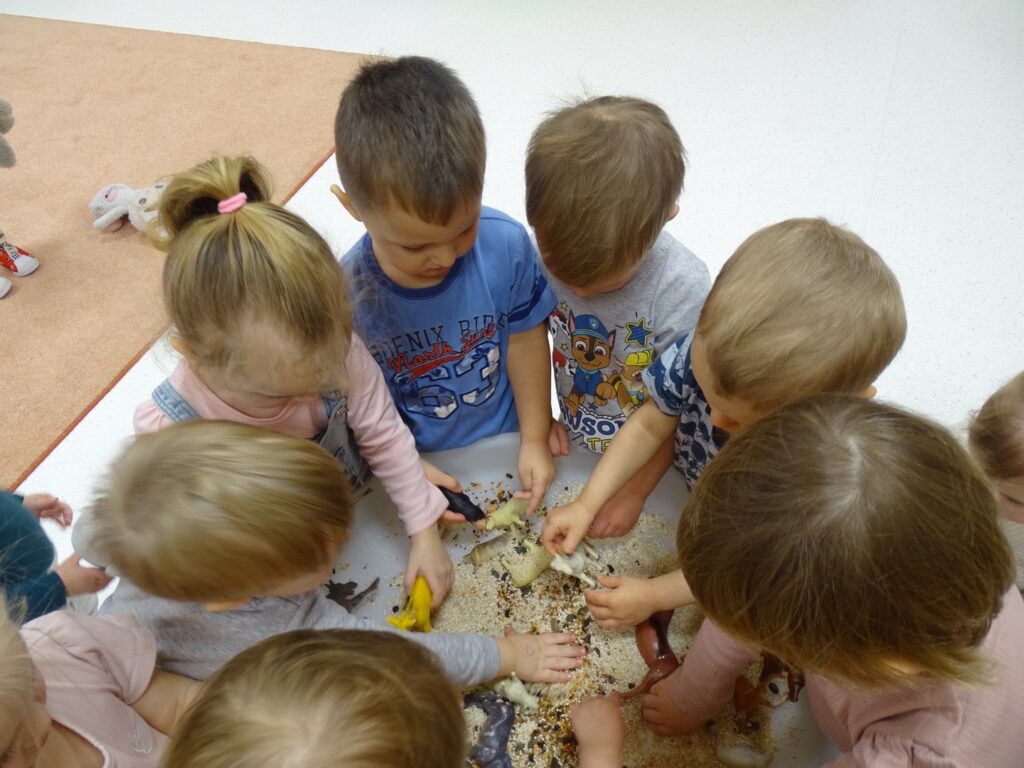 Dzieci uczą się dokarmiać zwierzątka