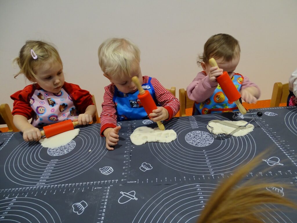 Dzieci wałkują ciasto