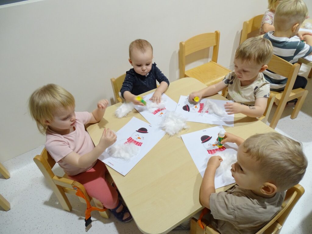 Dzieci wykonują pracę plastyczną