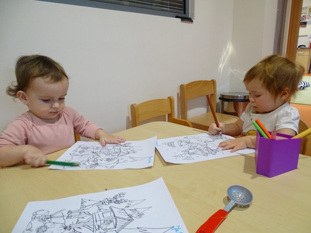 Dziewczynki kolorują kredkami