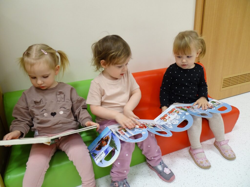 Dziewczynki oglądają książki