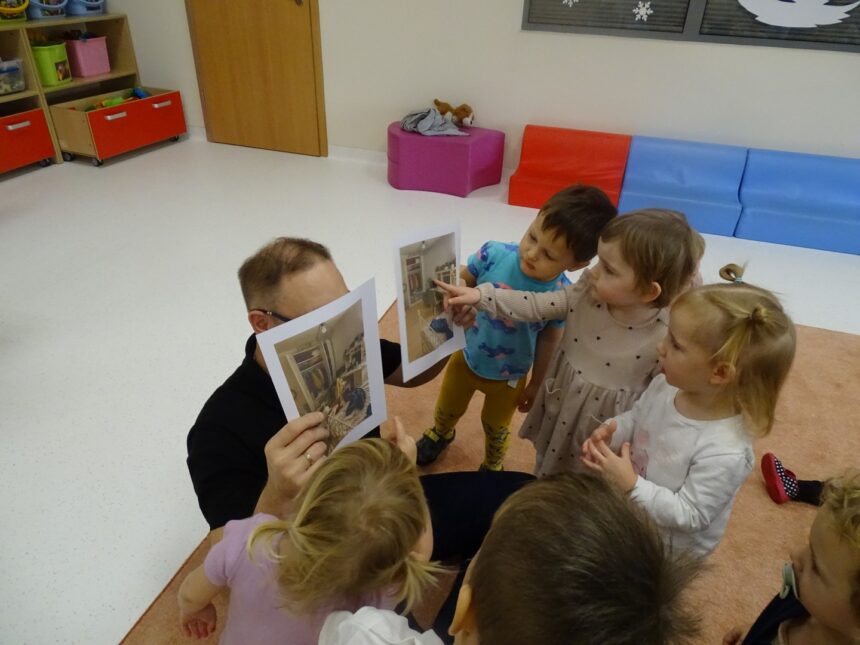 Pan pokazuje dzieciom fotografie