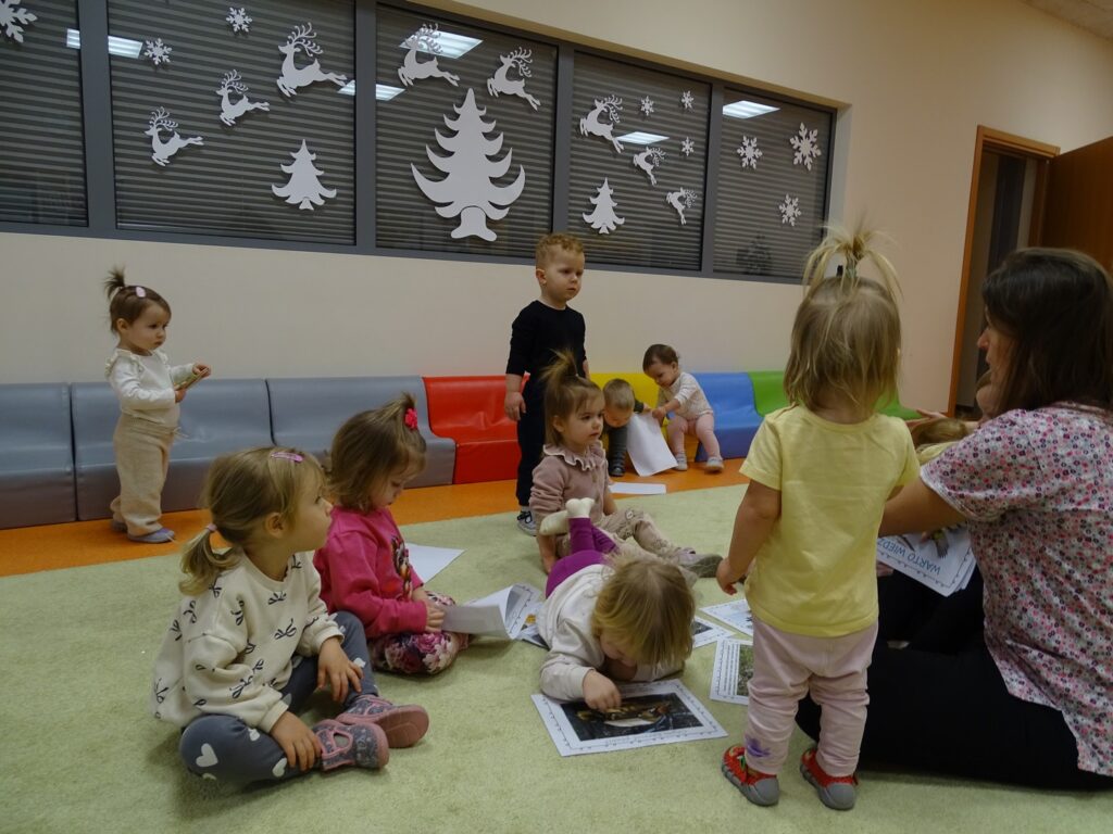 Dzieci oglądają obrazki