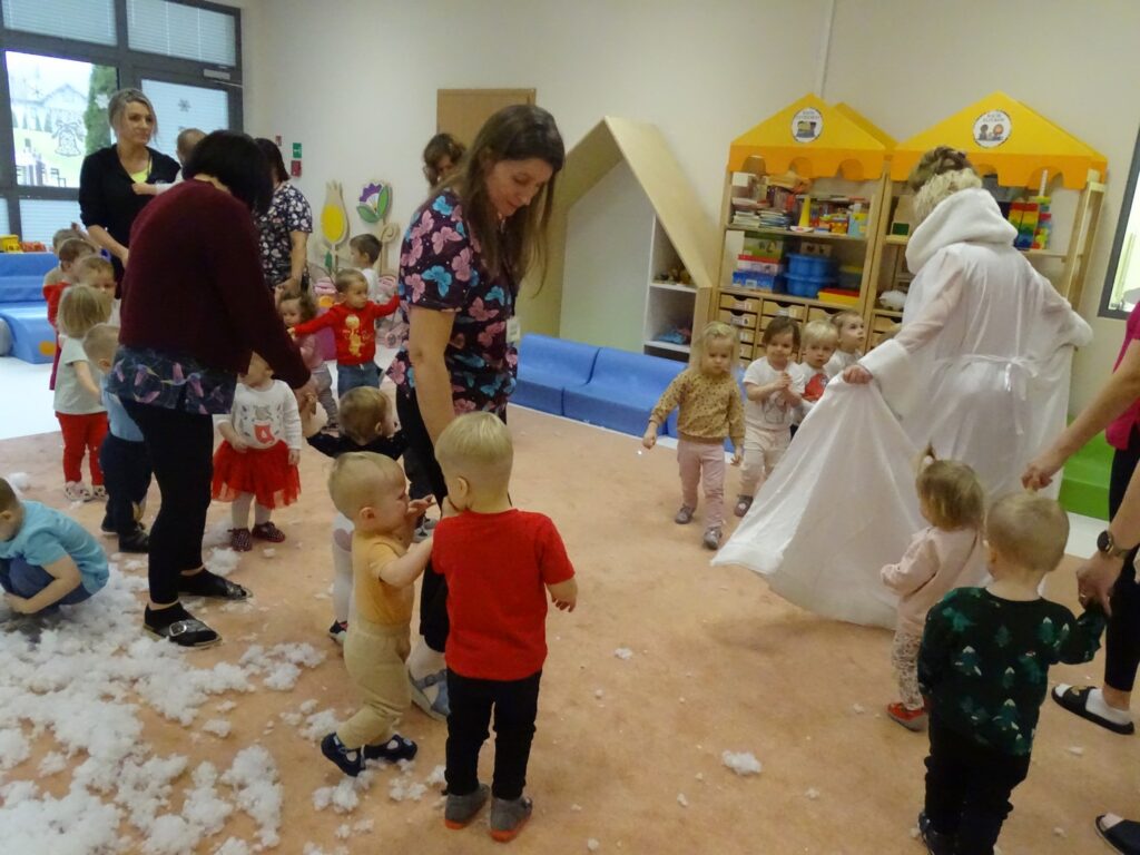 Dzieci próbują utworzyć kółeczko