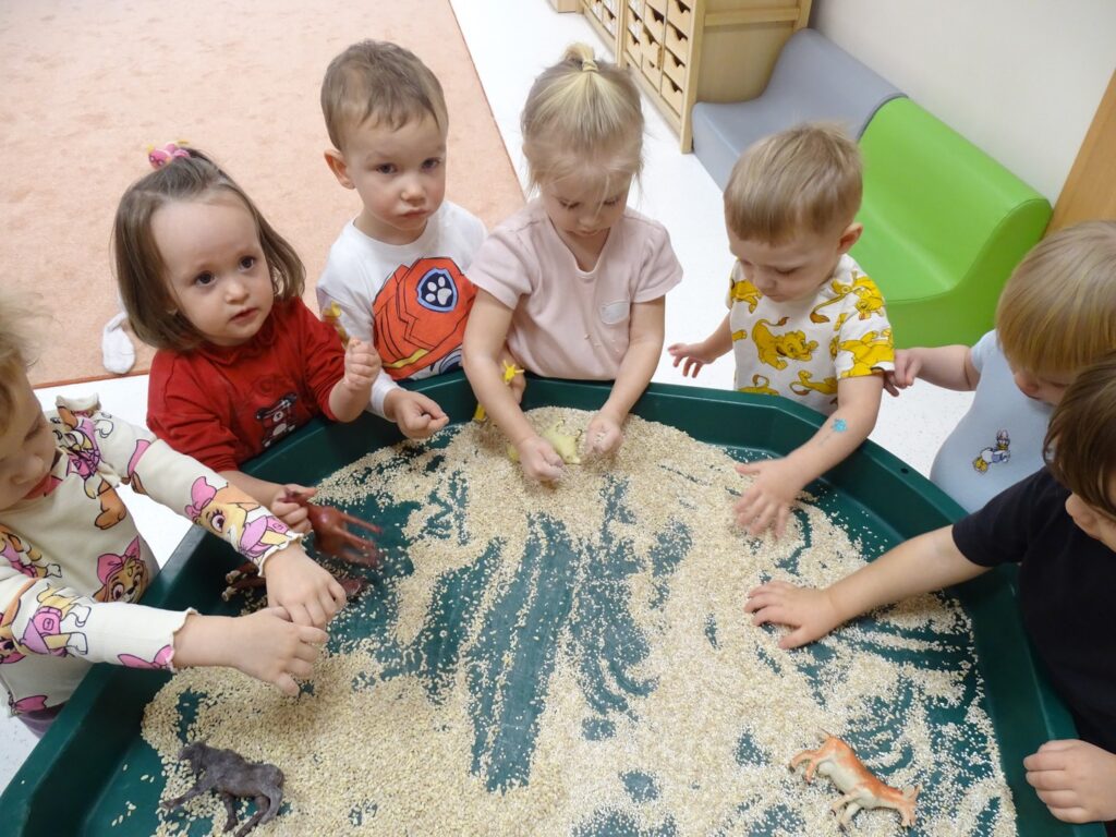 Dzieci przesypują ziarno