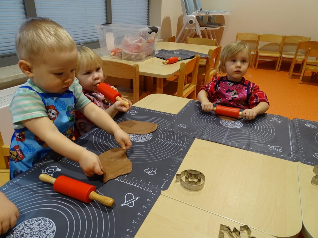 Dzieci wałkują ciasto