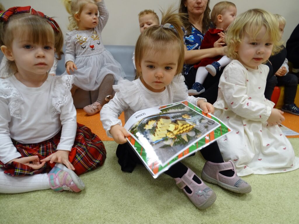 Dziewczynka trzyma karty