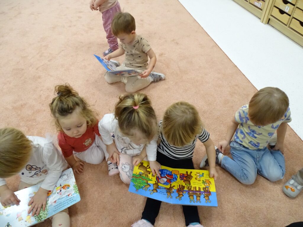 Dziewczynki oglądają książkę o Mikołaju