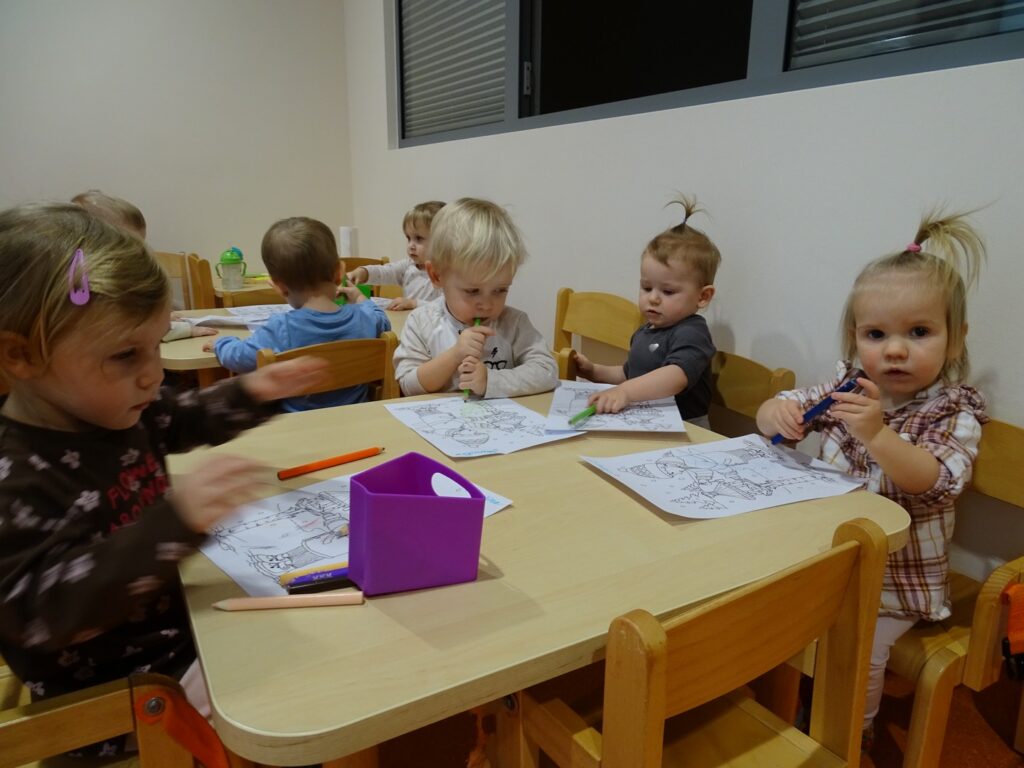 Praca plastyczna przy stolikach