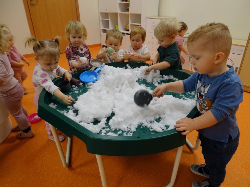 Zajęcia sensoryczne ze śniegiem