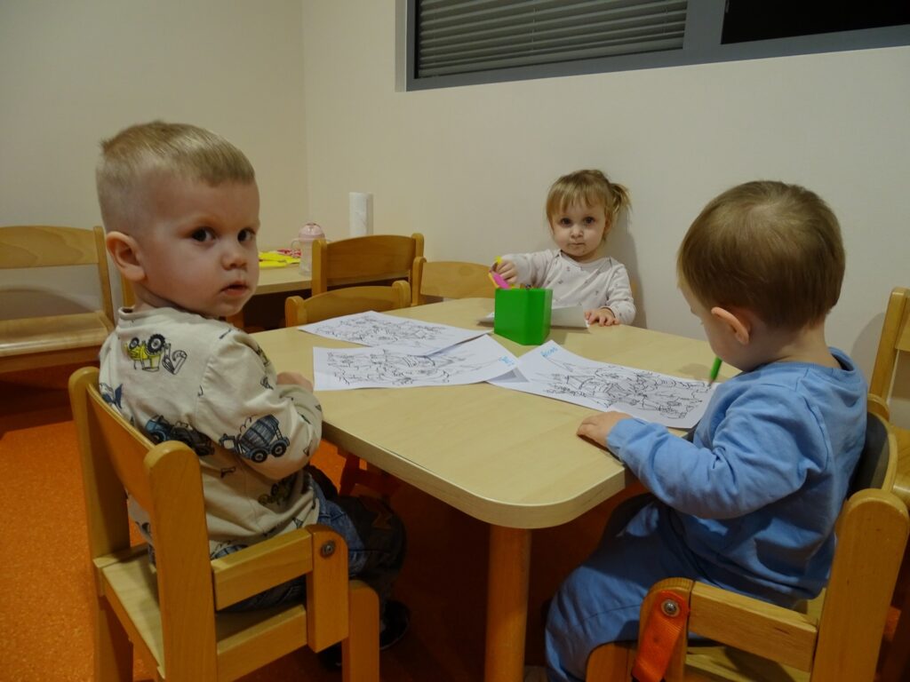 Chłopczyk odwraca się