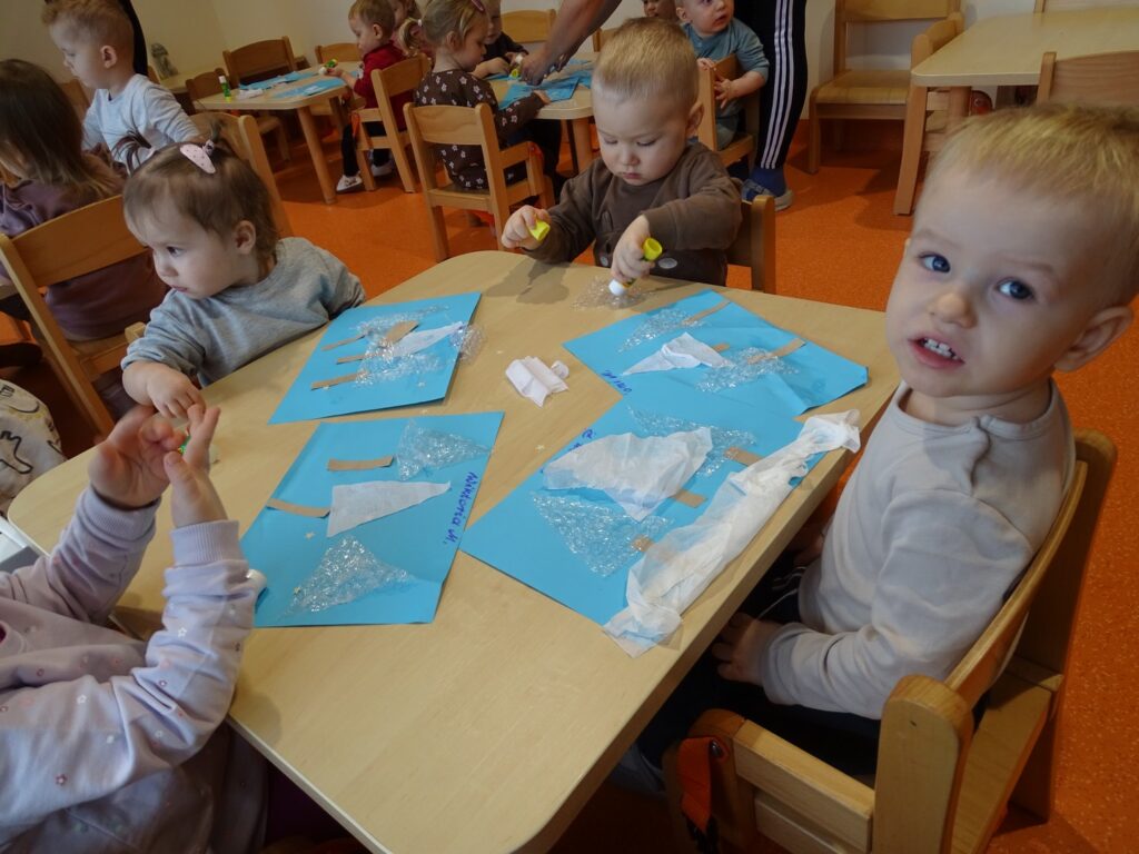 Chłopiec patrzy na aparat