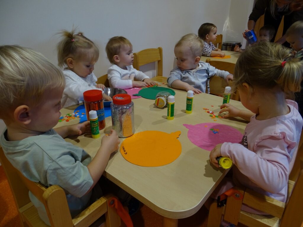 Dzieci dekorują swoje bombki