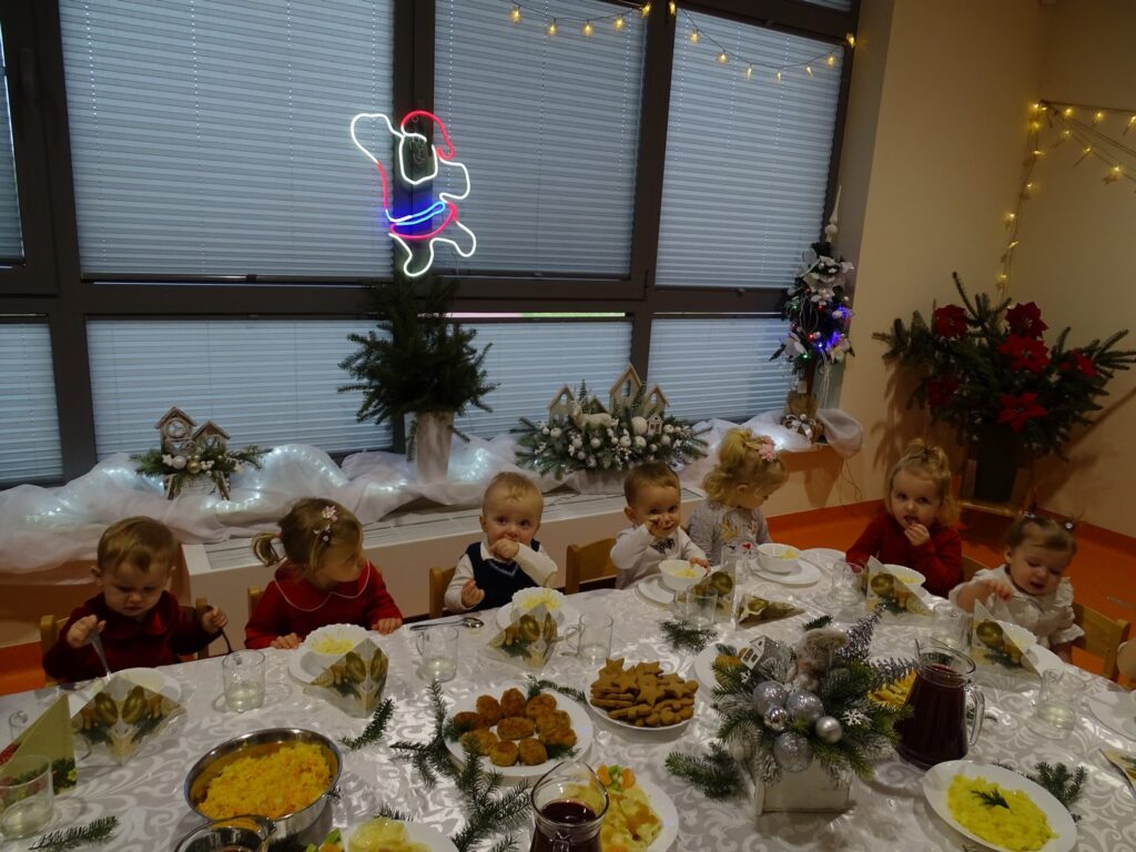 Dzieci jedzą przy stole