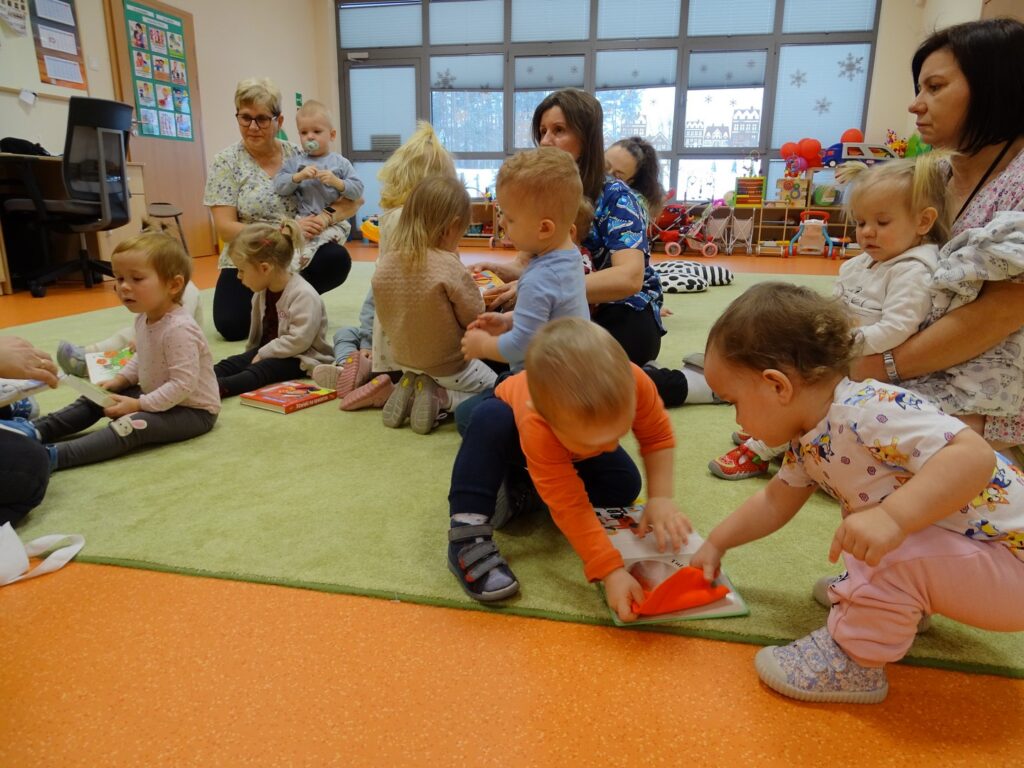 Dzieci oglądają książeczki