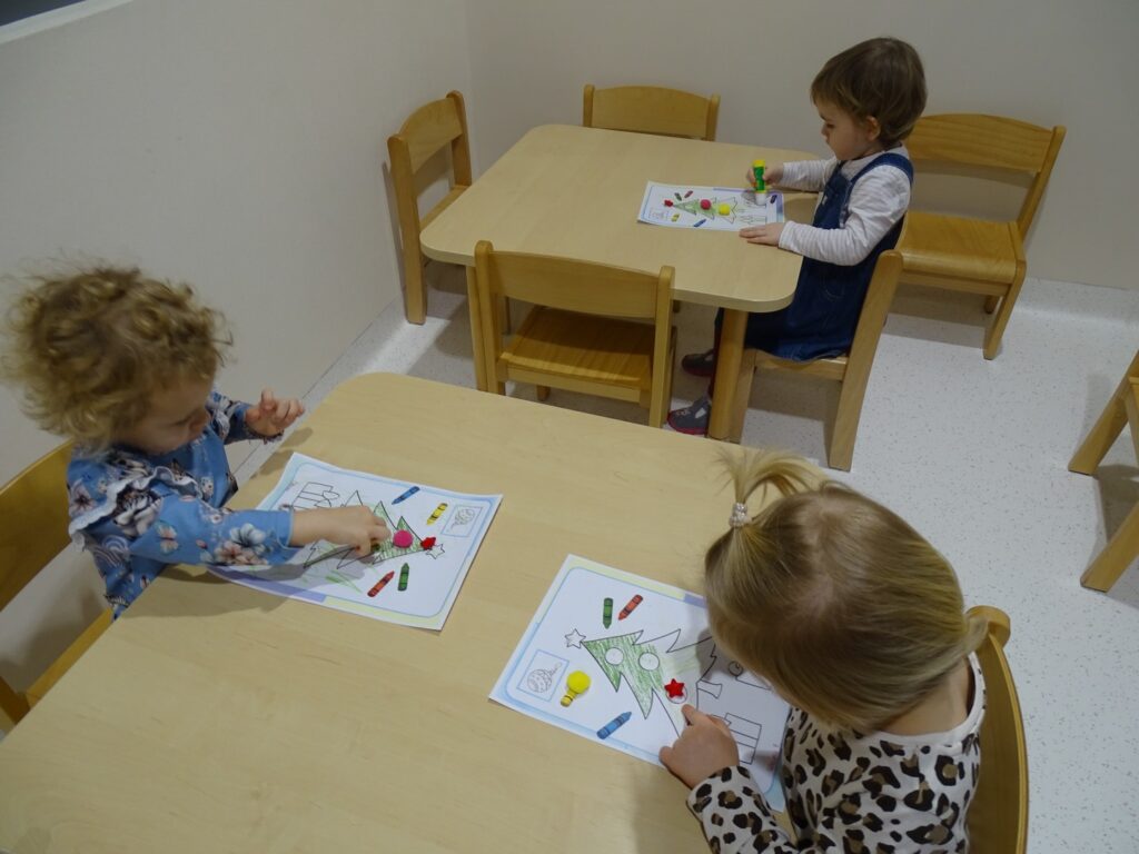 Dzieci wykonują pracę plastyczną