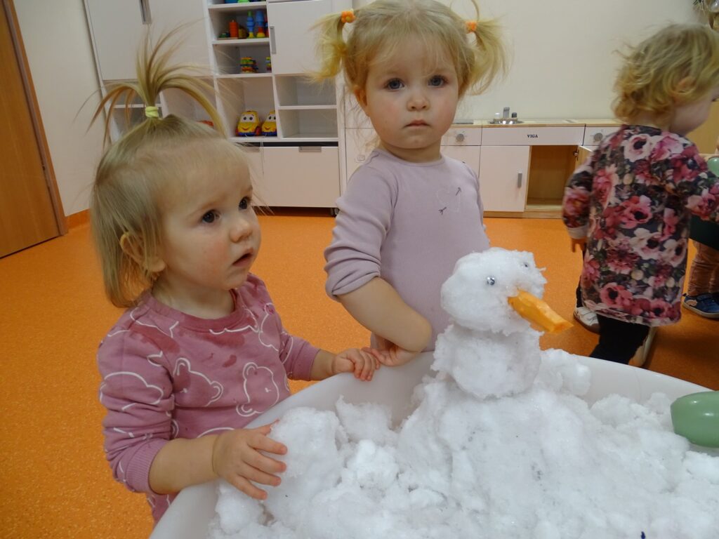 Dziewczynki i bałwanek