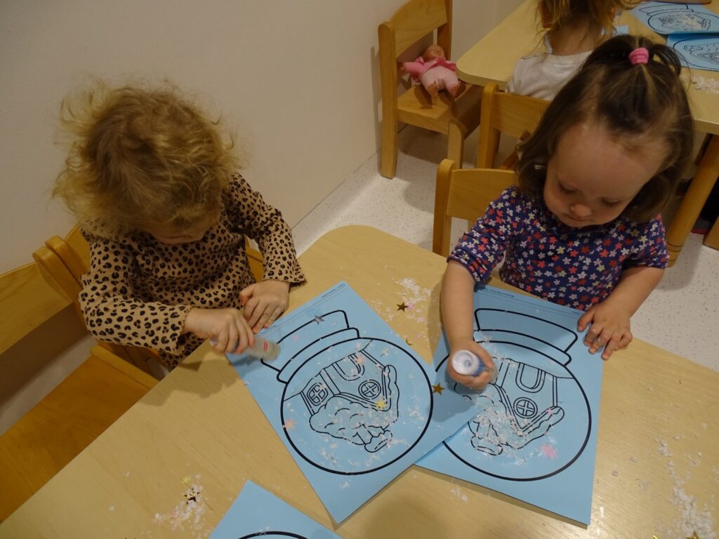 Dziewczynki wykonują pracę plastyczną