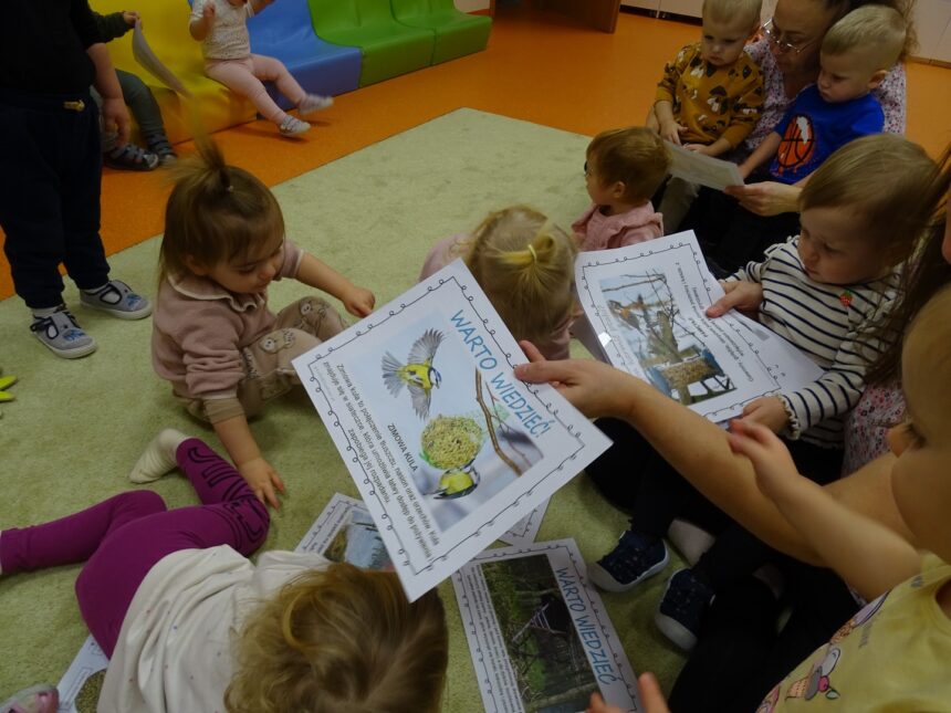 Opiekun pokazuje obrazki