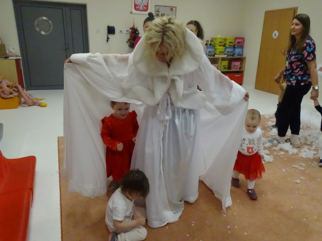 Pani Zima bawi się z dziewczynką