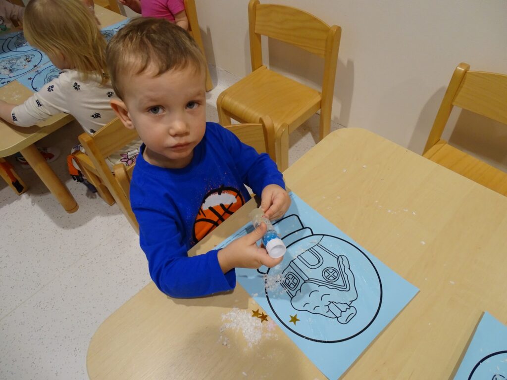 Chłopczyk prezentuje swoją pracę