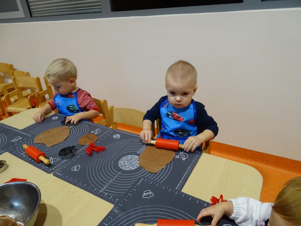 Chłopiec wałkuje ciasto