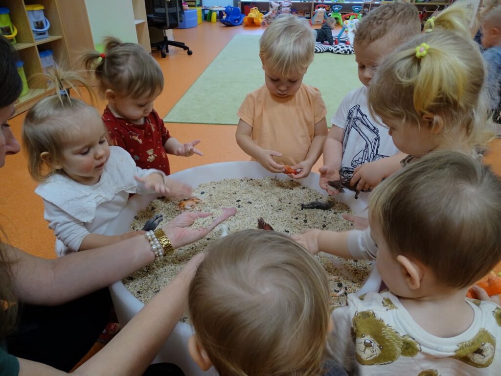 Dzieci bawią się nasionami