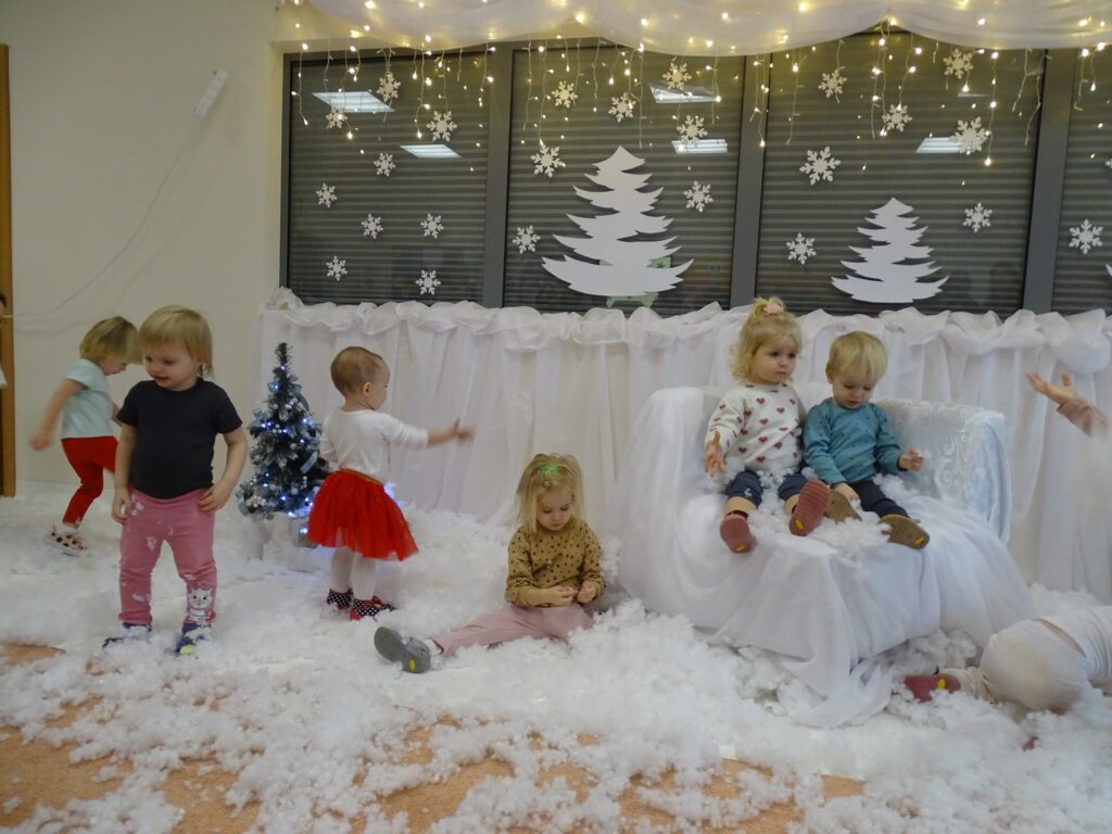 Dzieci bawią się sztucznym śniegiem