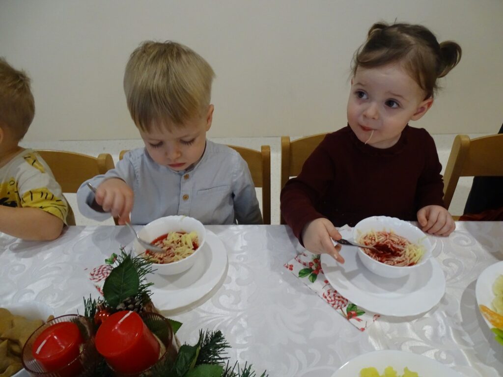 Dzieci jedzą zupkę