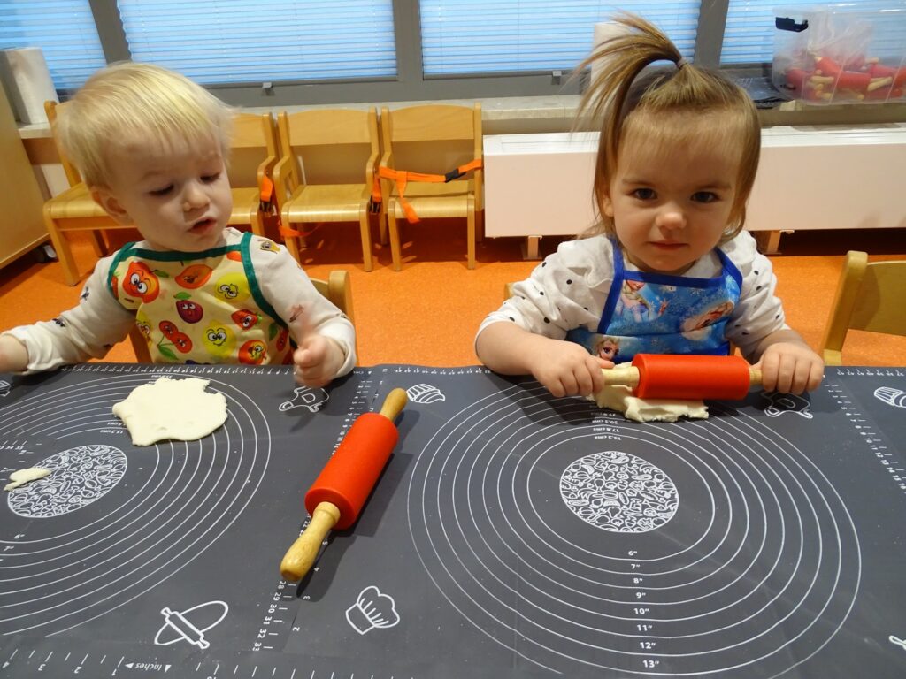 Dzieci wałkują ciasto