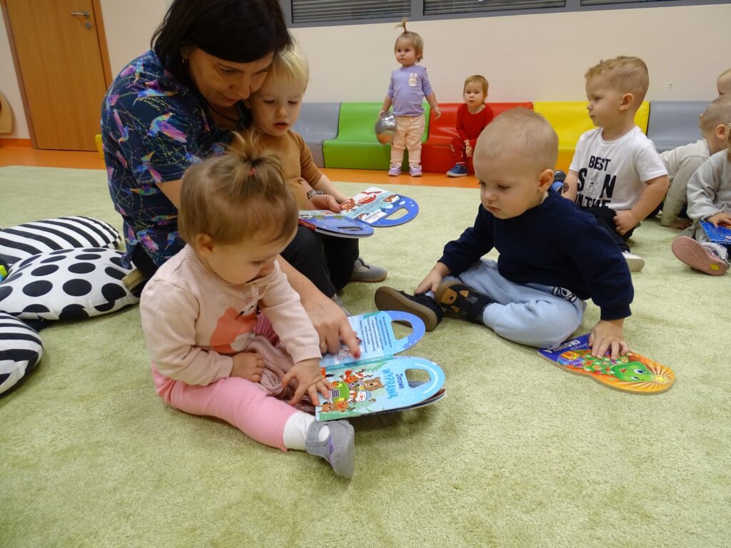 Dziewczynka ogląda książkę