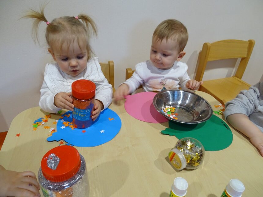 Dziewczynka trzyma brokat