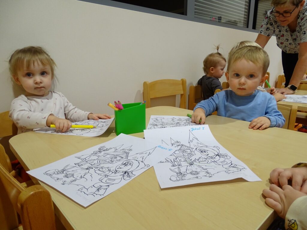 Dziewczynka z chłopcem koloruje kolorowankę