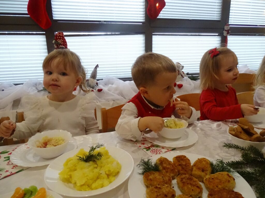 Chłopczyk je makaron