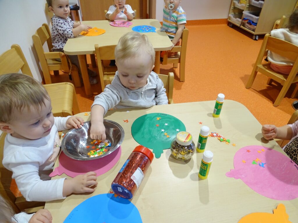 Dzieci dekorują swoje prace plastyczne