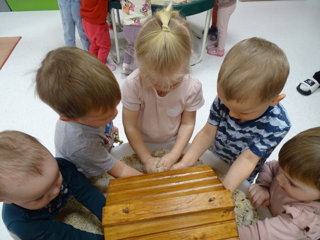 Dzieci przyglądają się jak wygląda karmnik