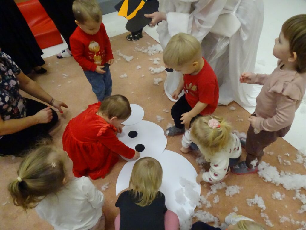 Dzieci układają bałwanka