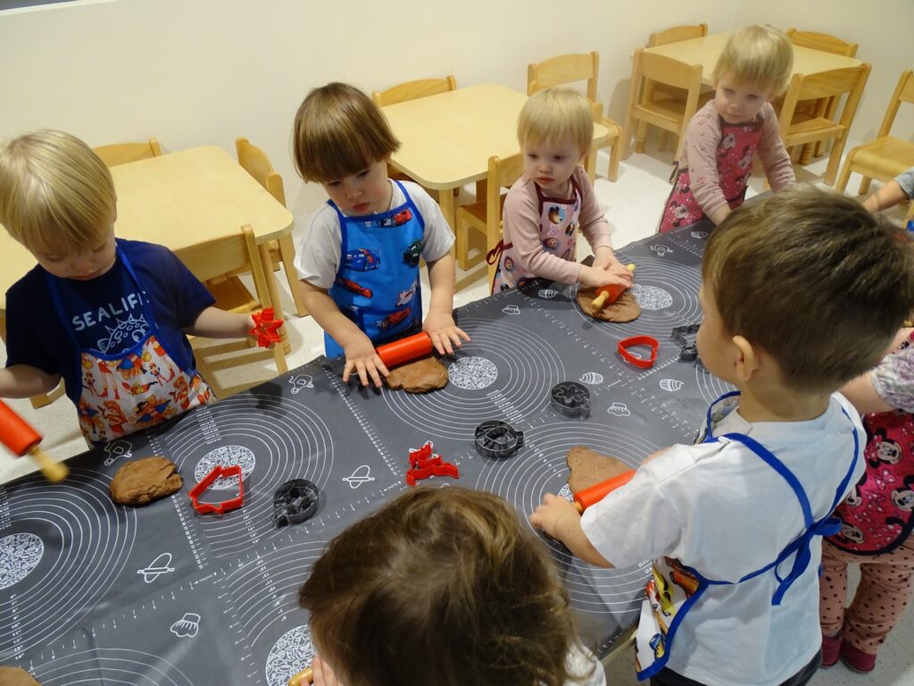 Dzieci wałkują ciasto