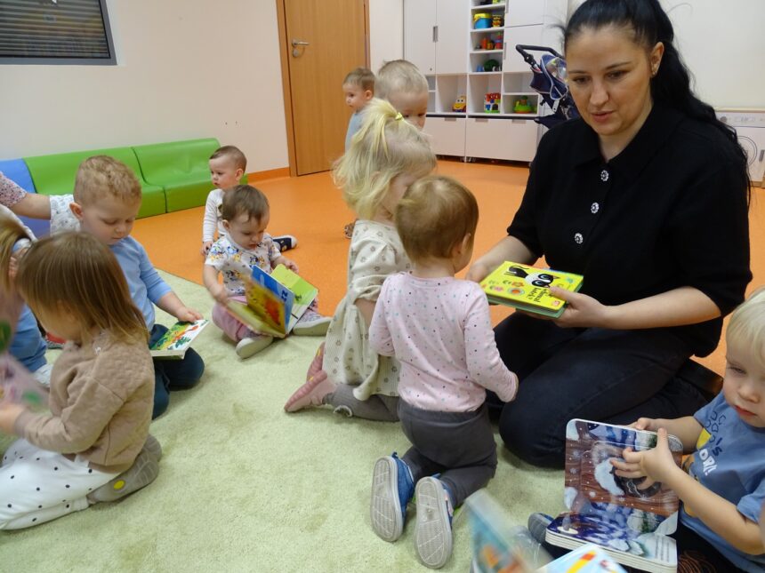 Pani z biblioteki z dziećmi