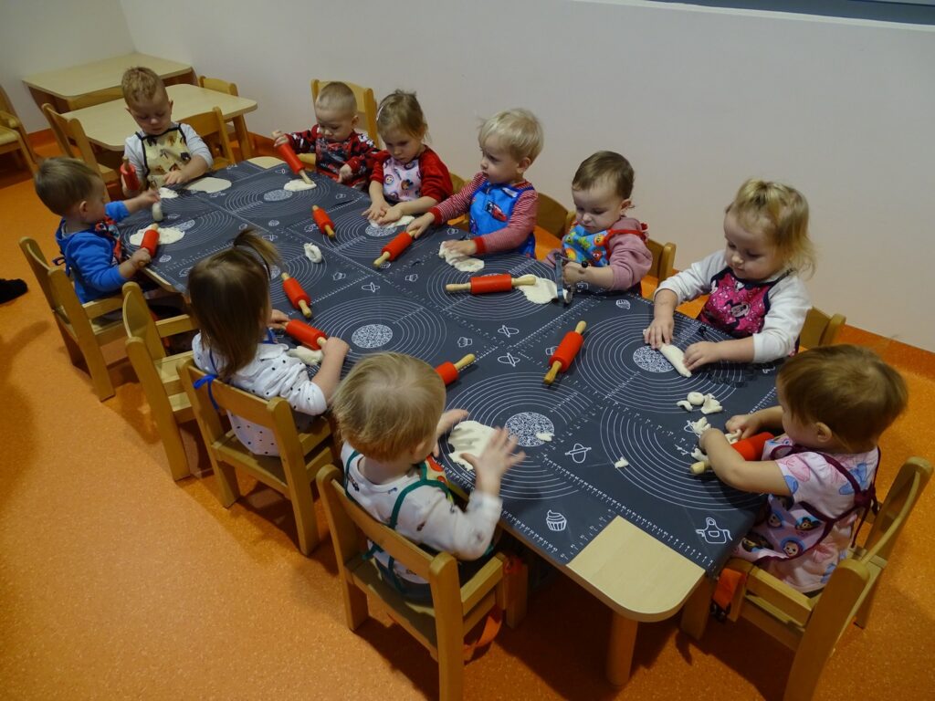 Wszyscy siedzą przy stolikach