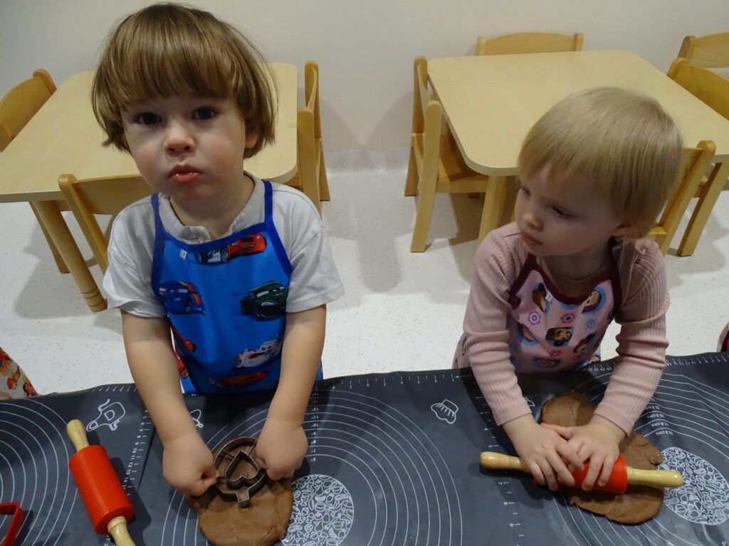 Chłopczyk przyciska foremkę do ciasta