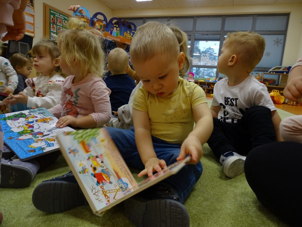 Chłopiec ogląda książkę