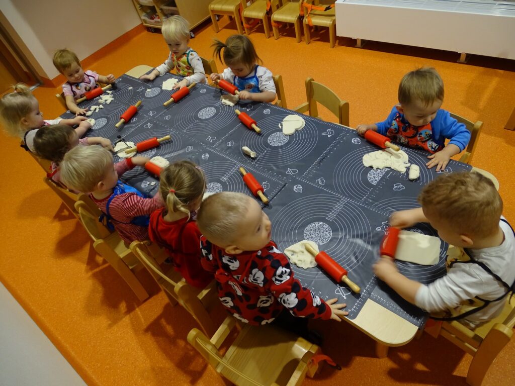 Dzieci pracują przy stolikach