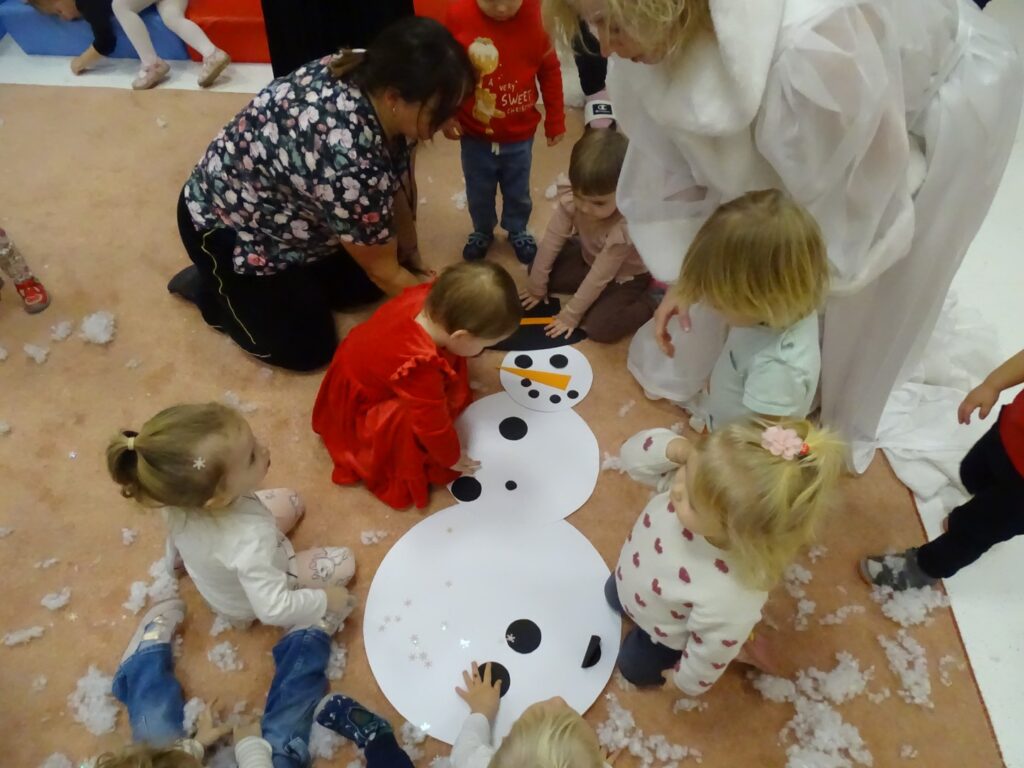 Dzieci ułożyły bałwanka