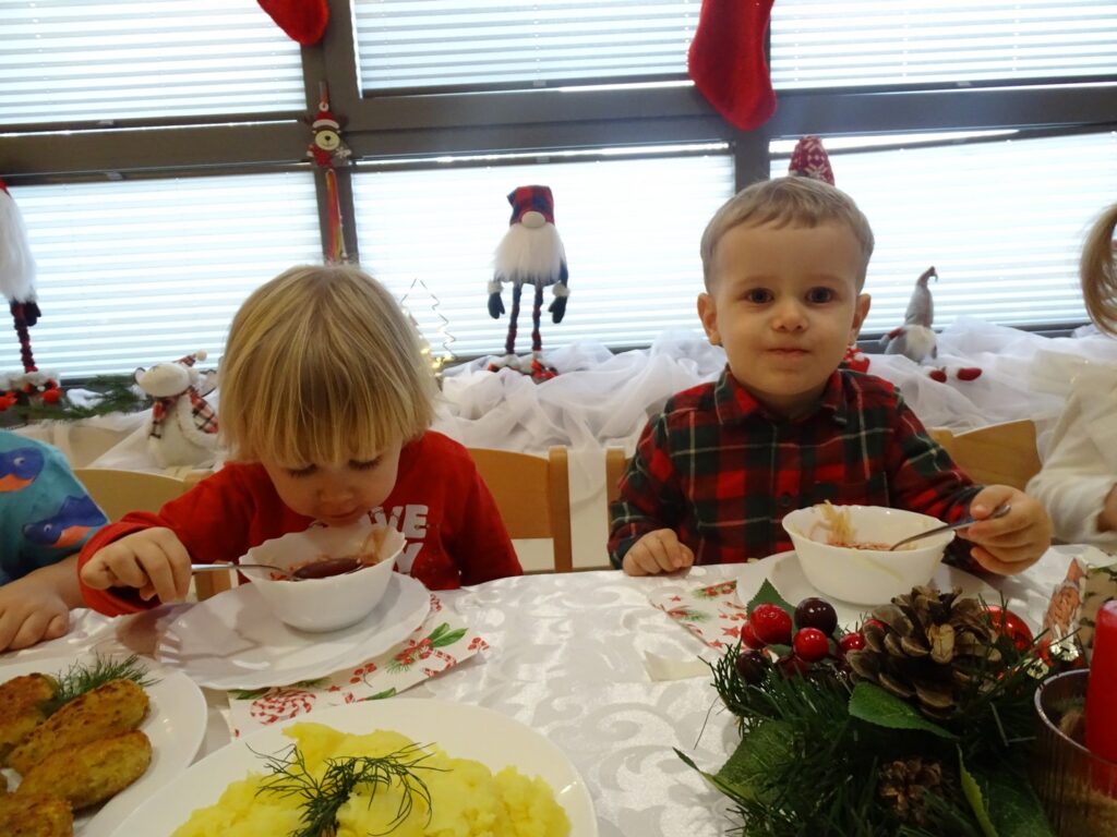 Dziewczynka je zupkę