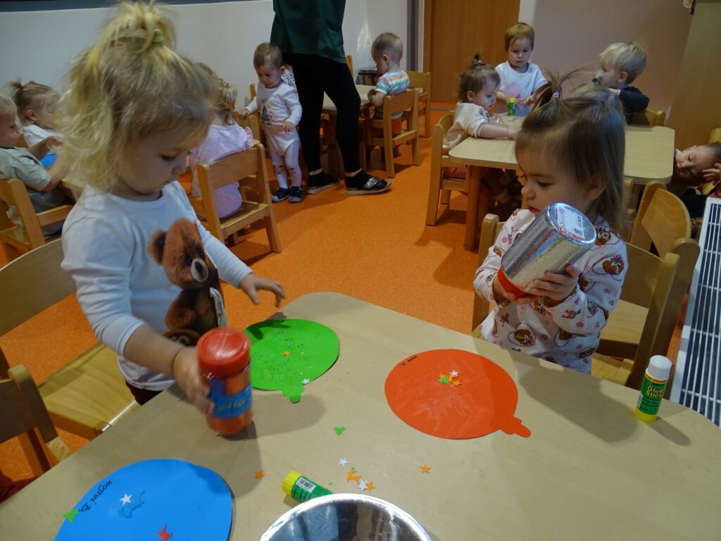 Dziewczynki dekorują bombki